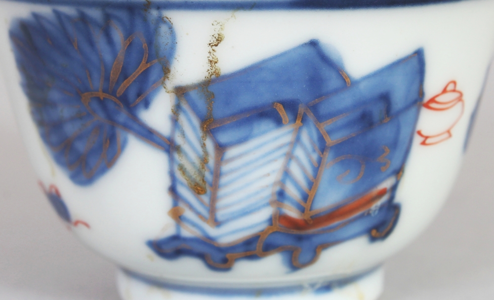 A CHINESE KANGXI PERIOD BLUE & WHITE PORCELAIN TEABOWL, some details in iron-red, 2.3in diameter & - Bild 3 aus 5