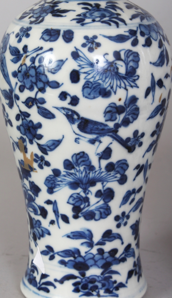 A GARNITURE OF FOUR 19TH CENTURY CHINESE BLUE & WHITE PORCELAIN VASES, two with covers, each painted - Bild 3 aus 8