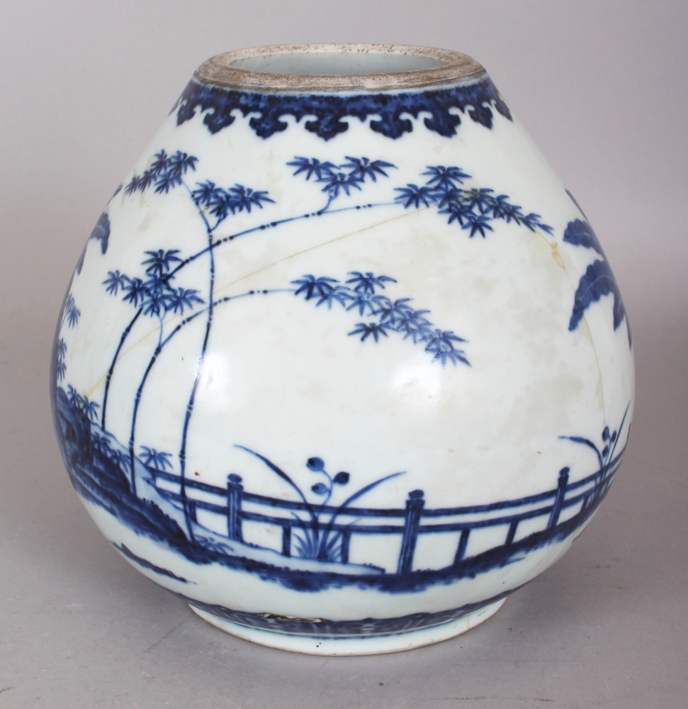 AN 18TH CENTURY CHINESE MING STYLE QIANLONG MARK & PERIOD BLUE & WHITE PORCELAIN VASE, the sloping - Bild 4 aus 8