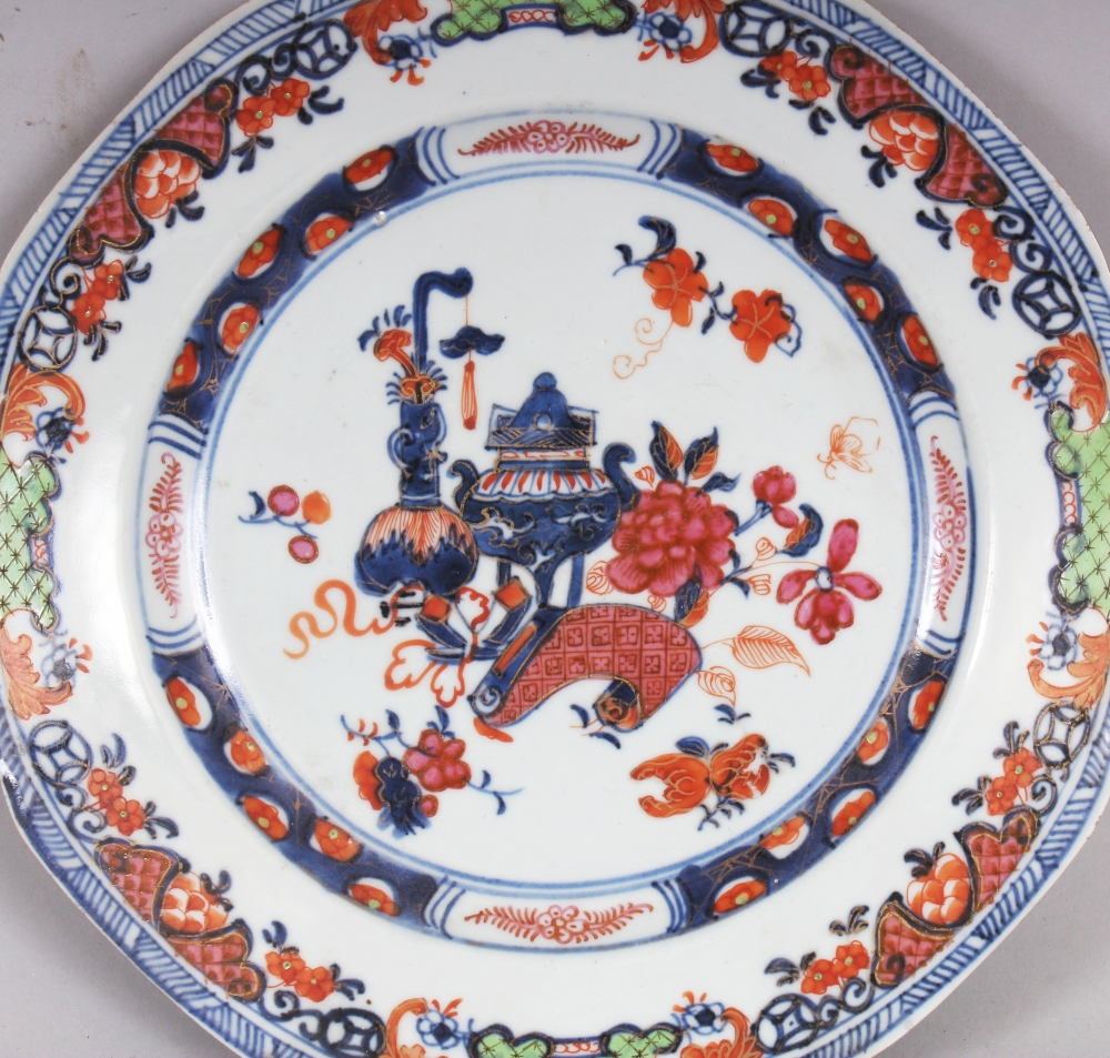 AN 18TH CENTURY CHINESE OCTAGONAL PORCELAIN PLATE, painted in underglaze-blue and puce, iron-red and - Bild 2 aus 5