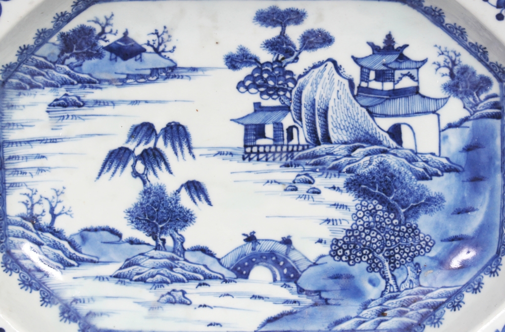 AN 18TH CENTURY CHINESE QIANLONG PERIOD BLUE & WHITE PORCELAIN TUREEN, COVER & STAND, each piece - Bild 9 aus 10