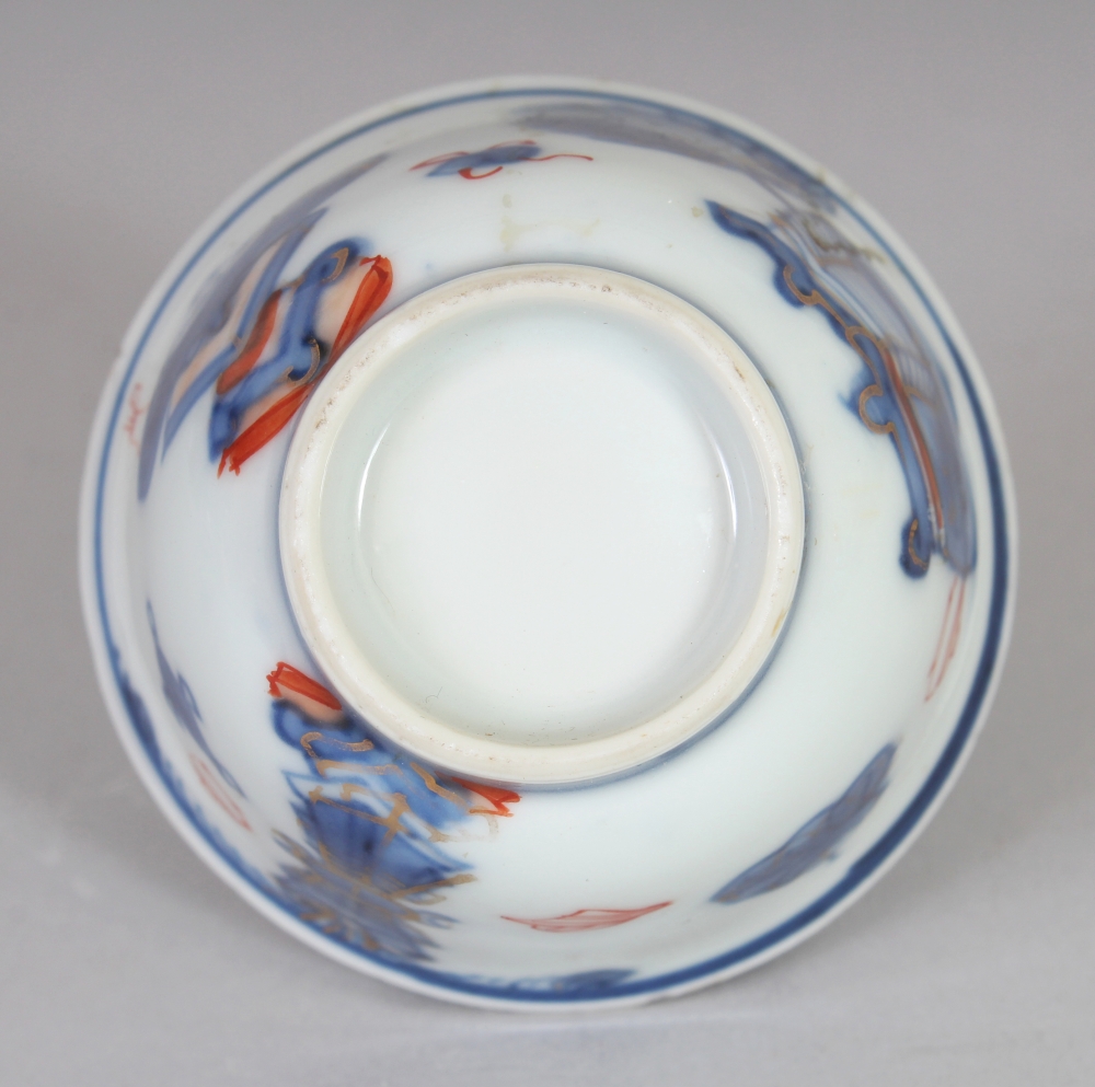 A CHINESE KANGXI PERIOD BLUE & WHITE PORCELAIN TEABOWL, some details in iron-red, 2.3in diameter & - Bild 5 aus 5
