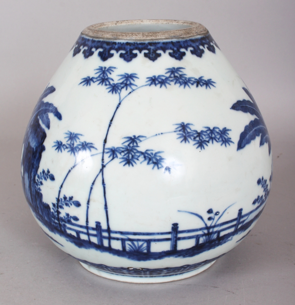AN 18TH CENTURY CHINESE MING STYLE QIANLONG MARK & PERIOD BLUE & WHITE PORCELAIN VASE, the sloping - Bild 2 aus 8