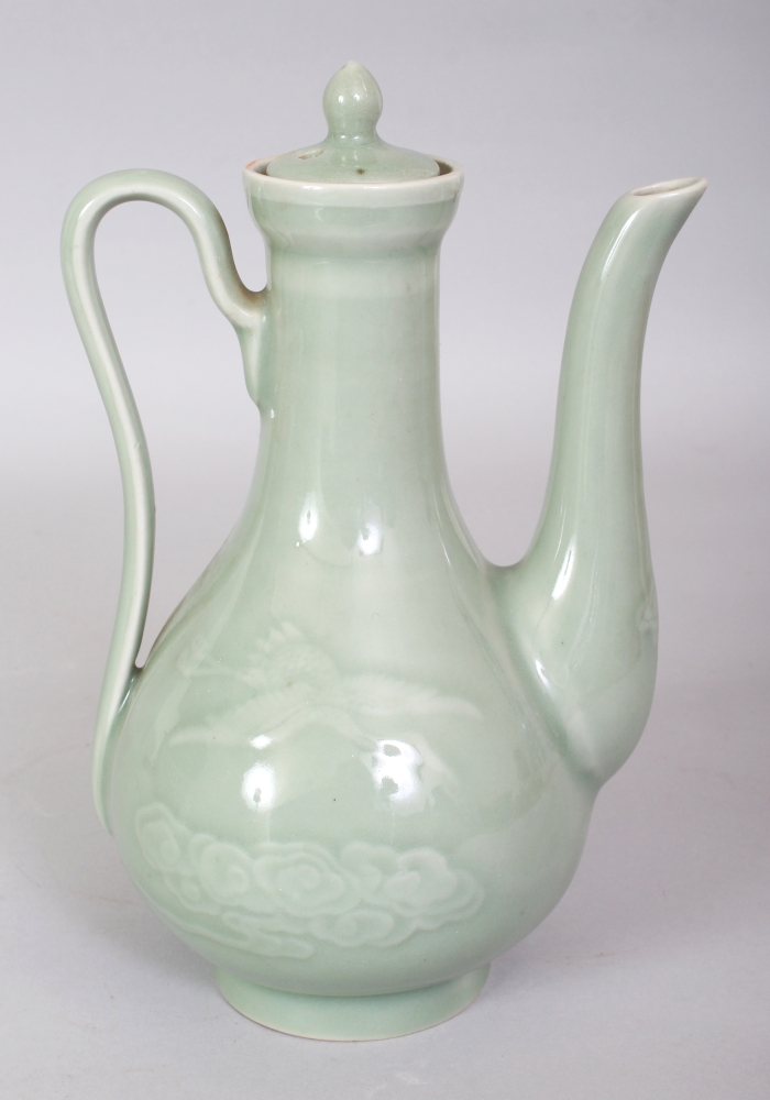 AN EARLY 20TH CENTURY JAPANESE CELADON PORCELAIN EWER & COVER, 8.3in high overall. - Bild 3 aus 10