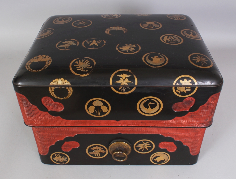 A GOOD LARGE JAPANESE MEIJI PERIOD LACQUER TEBAKO BOX & COVER, decorated with a variety of family