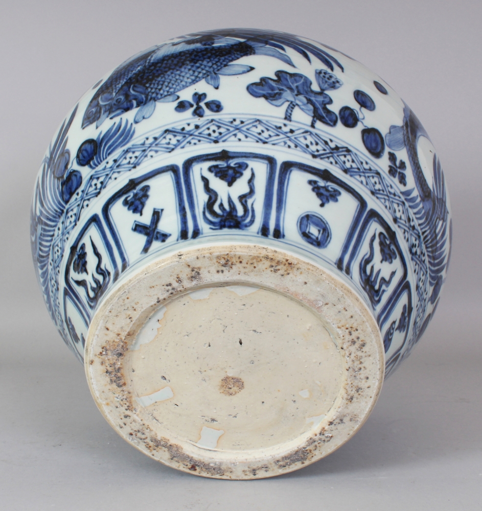 A LARGE CHINESE YUAN STYLE BLUE & WHITE PORCELAIN CARP JAR, the base unglazed, 13.25in wide at - Bild 7 aus 8