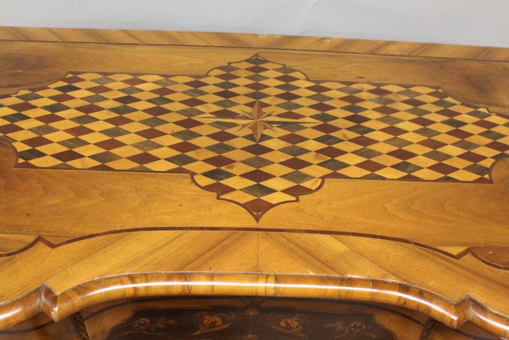 AN 18TH CENTURY FRENCH WALNUT AND MARQUETRY COMMODE, with a parquetry inlaid top over three long - Image 3 of 3