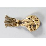 A SCOTTISH GOLD BROOCH, with tassles, 20 grams