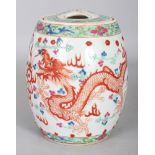 A 20TH CENTURY CHINESE FAMILLE ROSE& ROUGE-DE-FER BARREL-FORM PORCELAIN DRAGON JAR & COVER, the base