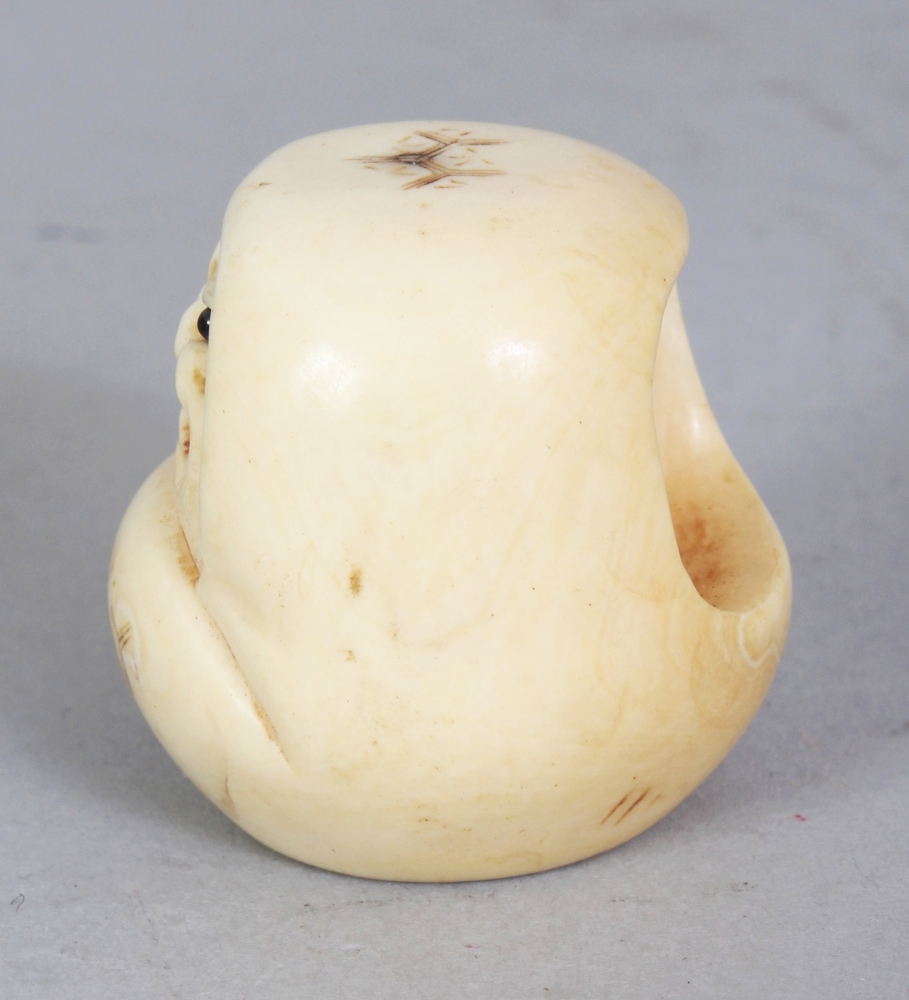 A SIGNED JAPANESE MEIJI PERIOD IVORY NETSUKE OF A DARUMA DOLL, with frowning expression, his mouth - Image 4 of 7