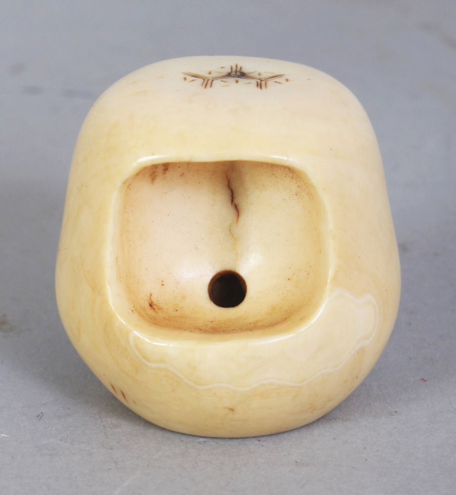 A SIGNED JAPANESE MEIJI PERIOD IVORY NETSUKE OF A DARUMA DOLL, with frowning expression, his mouth - Image 3 of 7