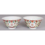 A SMALL PAIR OF 19TH/20TH CENTURY FAMILLE ROSE PORCELAIN BOWLS, each painted with a repeated