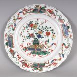 A GOOD QUALITY CHINESE KANGXI PERIOD FAMILLE VERTE PORCELAIN PLATE, painted with ribboned emblems