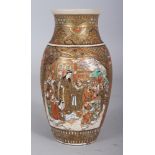 A GOOD QUALITY EARLY 20TH CENTURY JAPANESE SATSUMA EARTHENWARE VASE, decorated in enamels and