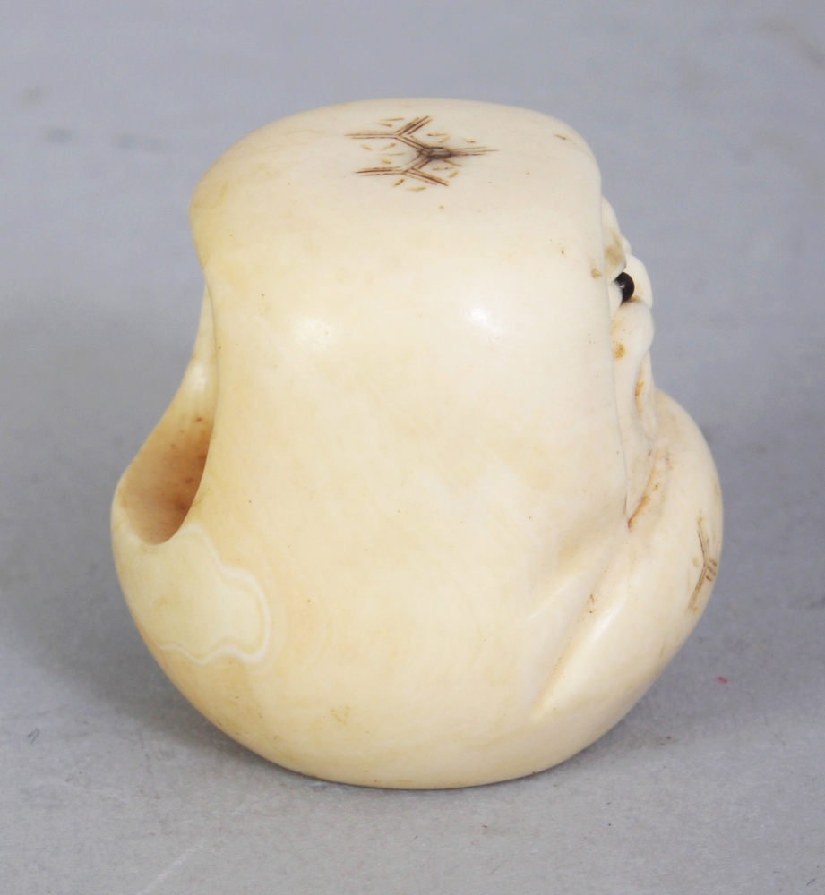 A SIGNED JAPANESE MEIJI PERIOD IVORY NETSUKE OF A DARUMA DOLL, with frowning expression, his mouth - Image 2 of 7
