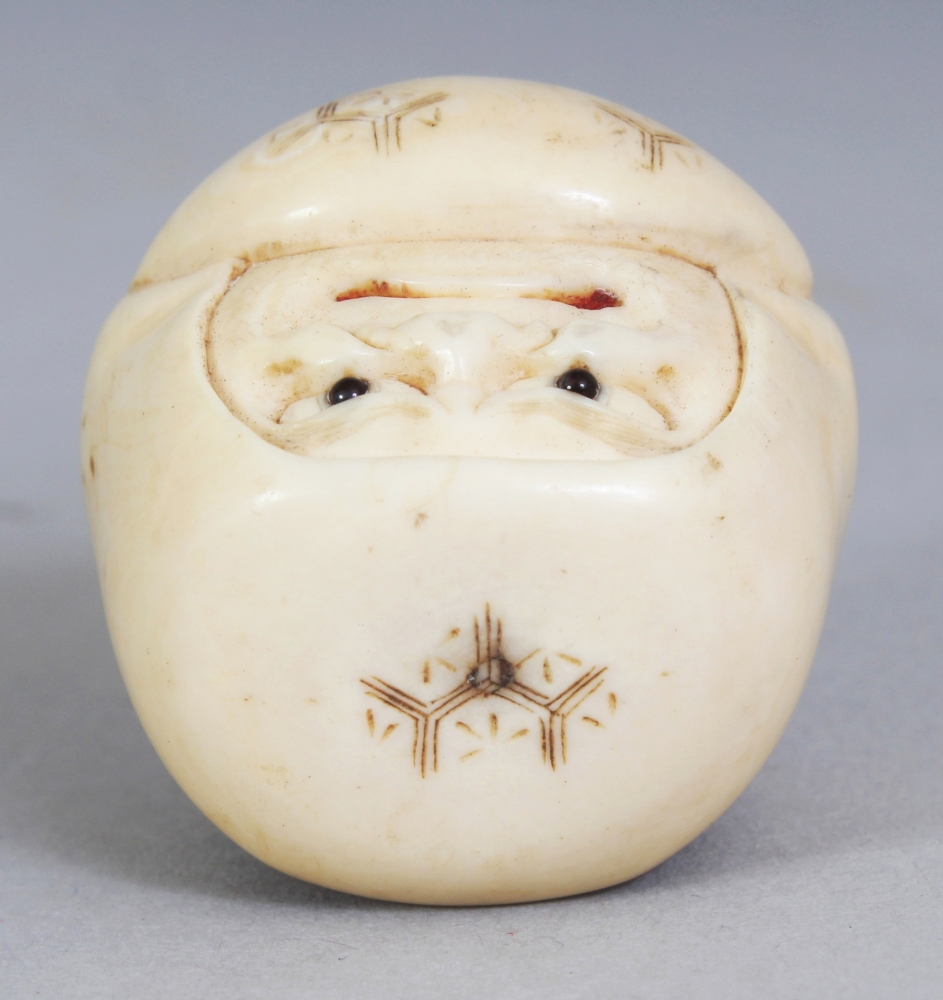 A SIGNED JAPANESE MEIJI PERIOD IVORY NETSUKE OF A DARUMA DOLL, with frowning expression, his mouth - Image 5 of 7