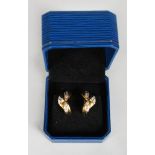 A PAIR OF 18CT YELLOW GOLD DIAMOND SET EARRINGS.