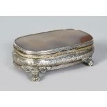 AN AGATE TOP CONTINENTAL SILVER BOX, supported on four claw feet. 5ins wide.