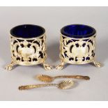 A PAIR OF PIERCED SILVER SALTS with sapphire blue liners and spoons. Birmingham 1901.