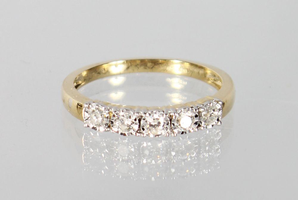 A 9CT GOLD FIVE STONE DIAMOND RING.