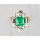 THEO FENNELL, A VERY GOOD GOLD, DIAMOND AND EMERALD RING, the central square shaped emerald