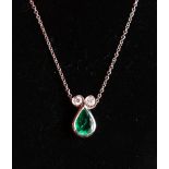 AN 18CT WHITE GOLD PEAR SHAPED EMERALD AND DIAMOND PENDANT NECKLACE.