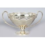 A TWO-HANDLED PEDESTAL SUGAR BASIN with circular pedestal base. London 1912. Makers: Goldsmith &