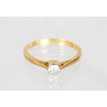 AN 18CT GOLD AND DIAMOND RING.