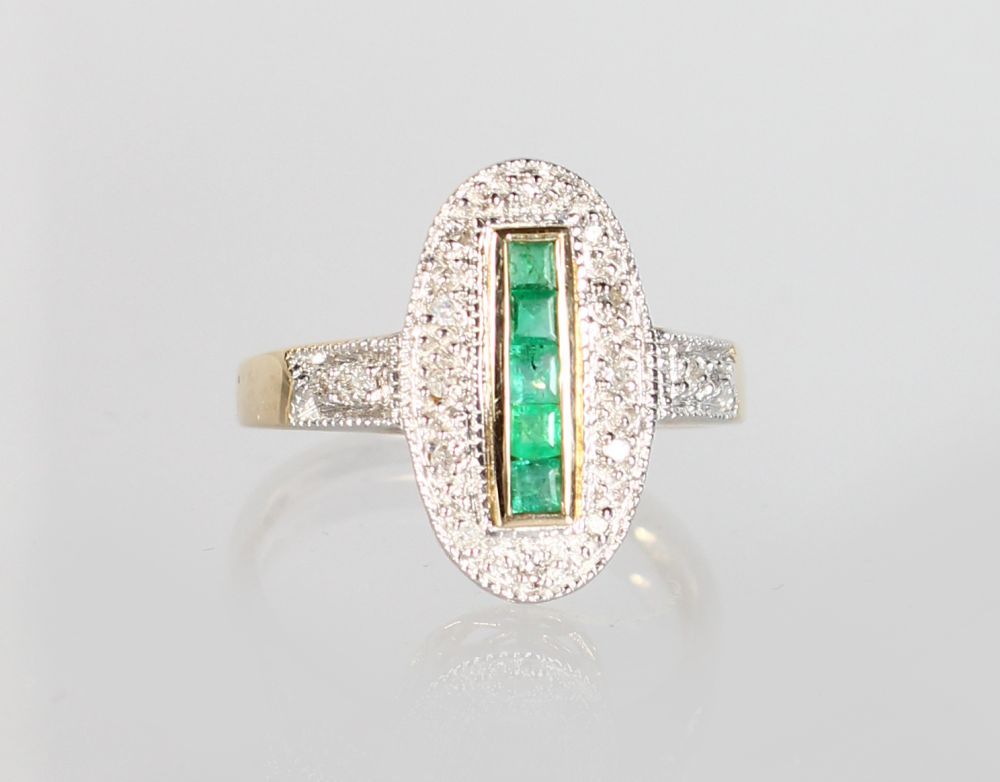 A 9ct GOLD ART DECO STYLE CALIBRE CUT EMERALD AND DIAMOND RING.