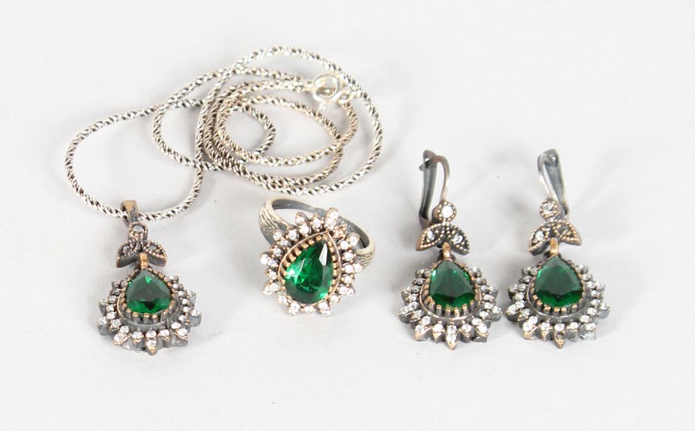 A SILVER AND GILT FAUX EMERALD SET COMPRISING PENDENT, RING AND EARRINGS.