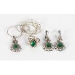 A SILVER AND GILT FAUX EMERALD SET COMPRISING PENDENT, RING AND EARRINGS.