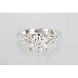 A 9ct GOLD DIAMOND CLUSTER RING OF APPROXIMATELY 1CT.