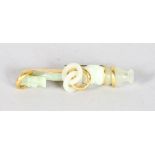 A VERY GOOD 18CT GOLD AND JADE PIN OF CHINESE DESIGN by MARTINELLI LUXURY ITALIAN JEWELLERY, 4.25ins