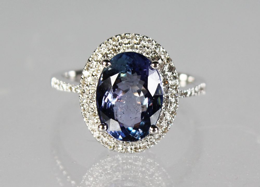 A 14K WHITE GOLD AND DIAMOND RING SET WITH AN OVAL CUT TANZANITE, approx. 3.57ct, diamond approx.