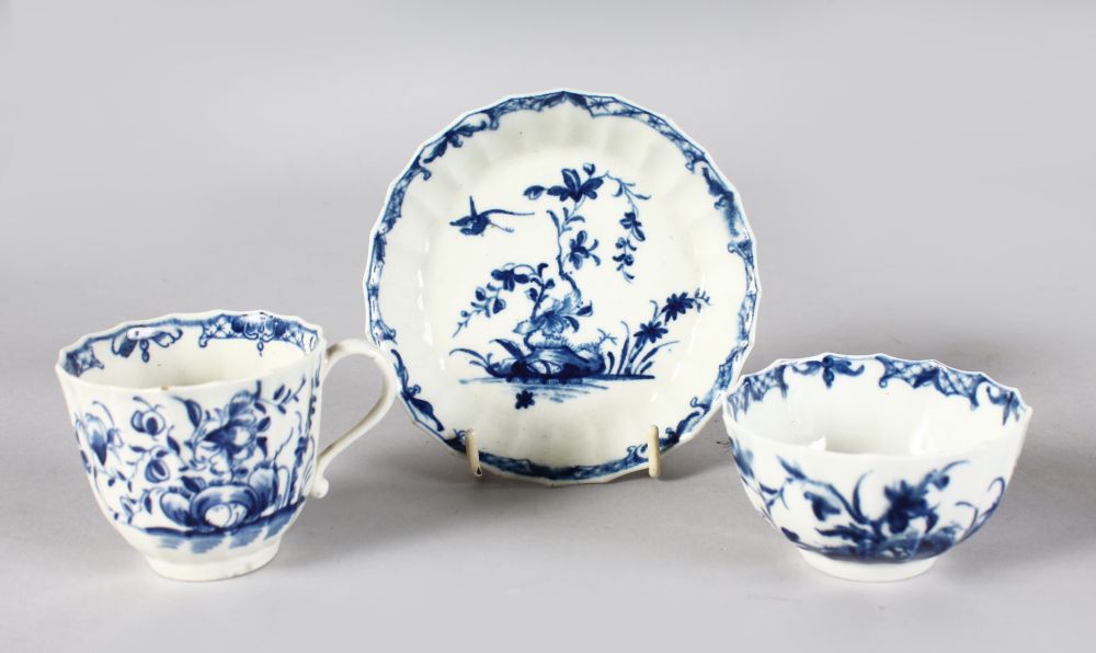 AN 18TH CENTURY WORCESTER TEA BOWL, COFFEE CUP AND SAUCER painted in under-glaze blue with the