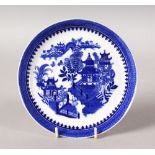 A WORCESTER BLUE AND WHITE WILLOW PATTERN PLATE. 6.5ins diameter.