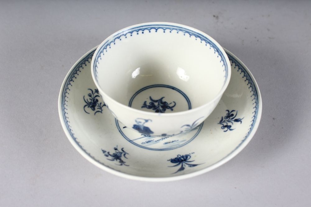 AN 18TH CENTURY WORCESTER TEA BOWL AND SAUCER painted in under-glaze blue with the Waiting - Image 3 of 3