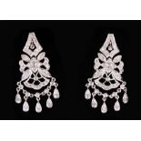 A PAIR OF 14CT WHITE GOLD DIAMOND DROP EARRINGS.