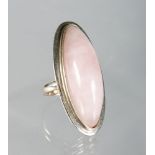 A SILVER AND ROSE QUARTZ RING.