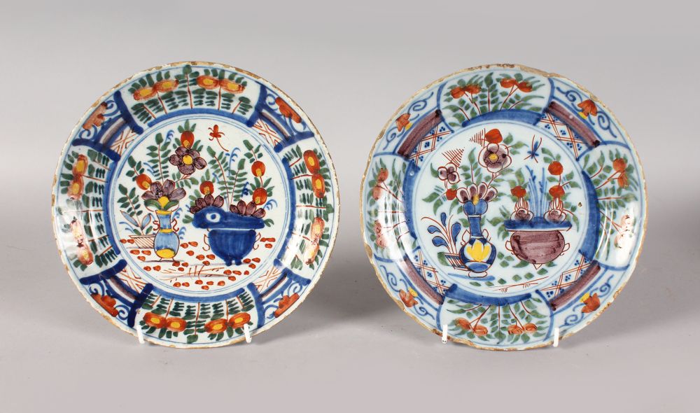 A PAIR OF POLYCHROME DUTCH DELFT PLATES, LATE 18TH CENTURY, decorated with flowers and vases with