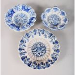 A SET OF THREE 18TH CENTURY BLUE AND WHITE LOBED DISHES. 10ins, 8.5ins and 7.5ins diameter.