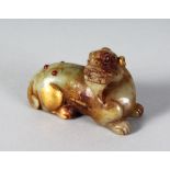 A CHINESE INLAID JADE AND GOLD DOG OF FO. 3ins long.