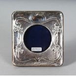 AN ART NOUVEAU DESIGN SILVER PHOTOGRAPH FRAME.