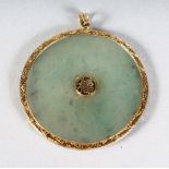 A GOOD 18CT GOLD AND JADE CIRCULAR PENDANT.