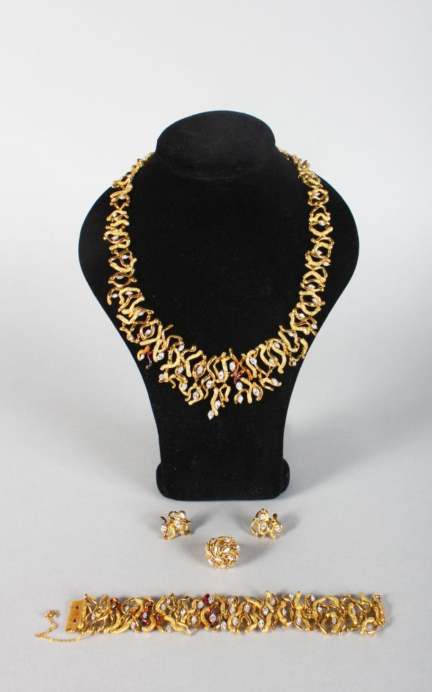 A SUPERB SUITE OF 19CT YELLOW GOLD JEWELLERY by JOHN DONALD, comprising AN 18CT GOLD NECKLACE OF - Image 2 of 2