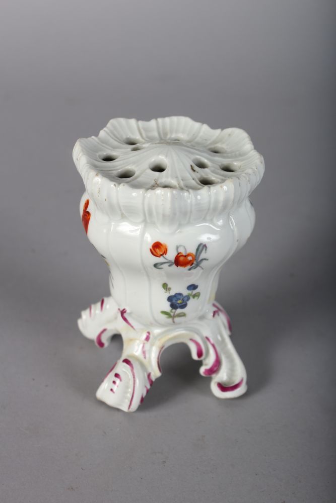 AN 18TH CENTURY MEISSEN PORCELAIN MULTI-STEM FLOWER VASE raised on four scrolling feet, painted with - Image 2 of 3