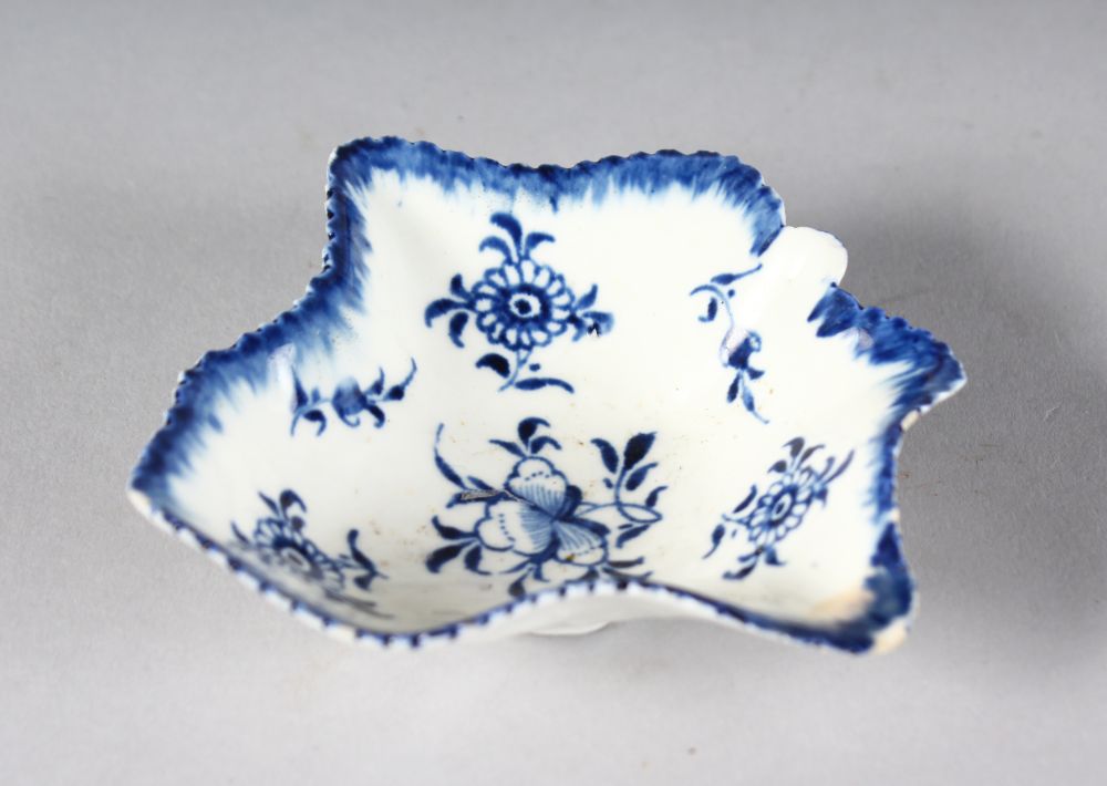 AN 18TH CENTURY DERBY PICKLE DISH painted in under-glaze blue with three flower sprigs around a