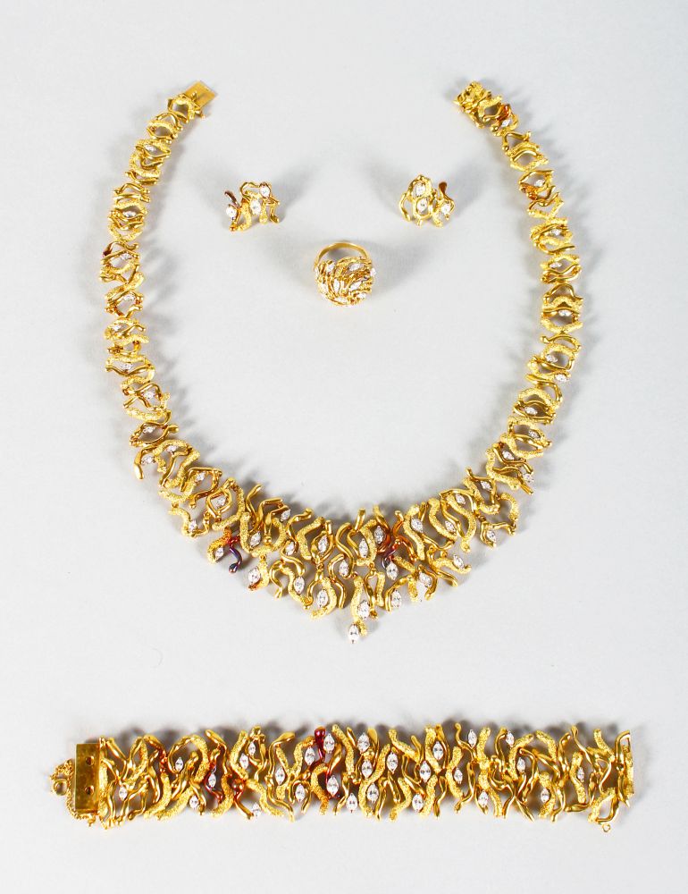 A SUPERB SUITE OF 19CT YELLOW GOLD JEWELLERY by JOHN DONALD, comprising AN 18CT GOLD NECKLACE OF