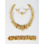 A SUPERB SUITE OF 19CT YELLOW GOLD JEWELLERY by JOHN DONALD, comprising AN 18CT GOLD NECKLACE OF