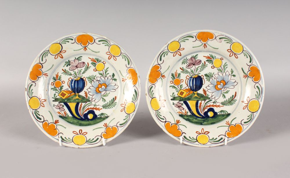 A PAIR OF POLYCHROME DUTCH DELFT PLATES, LATE 18TH CENTURY, boldly painted in yellow and orange with